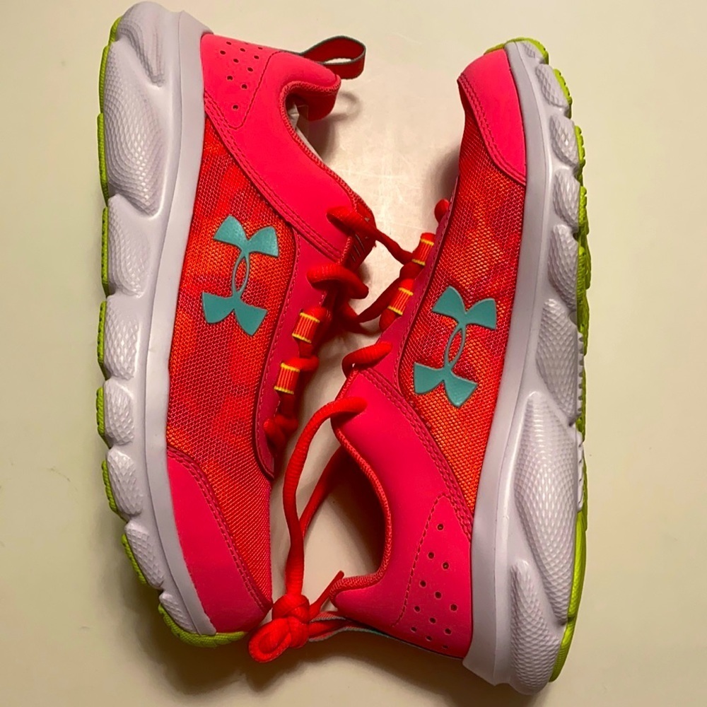 NWOB Under Armour GS Assert 8 size: 5Y